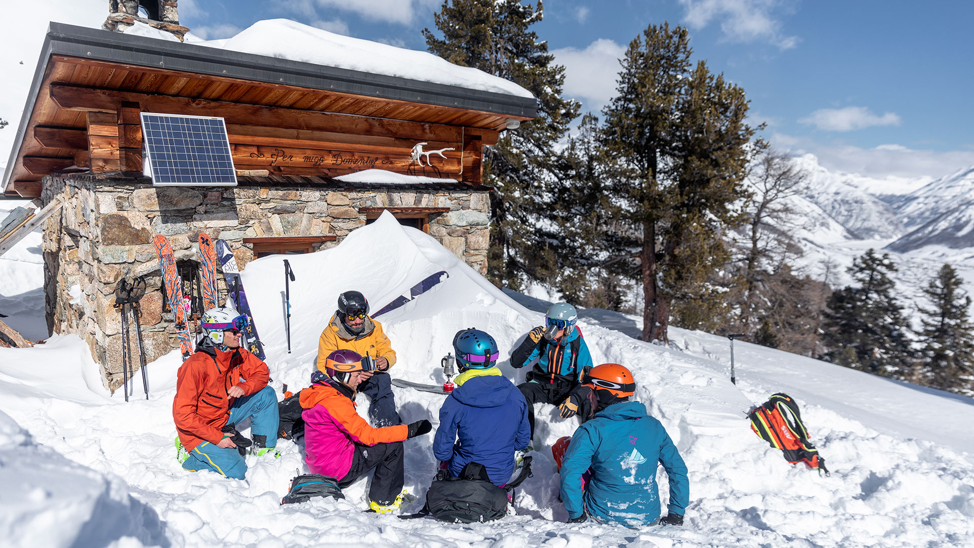 Ein paar Freunde trinken etwas zusammen neben dem Ski resort Hotel Alegra